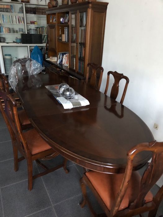 Conjunto de Sala de Jantar de Nogueira: Mesa Oval Extensível (1,80m a 2,60m) + 6 Cadeiras
