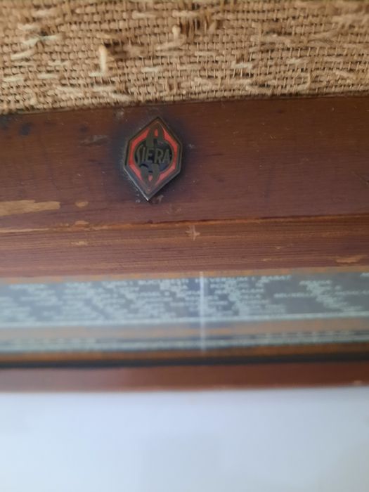 Rádio antigo a válvulas Siera