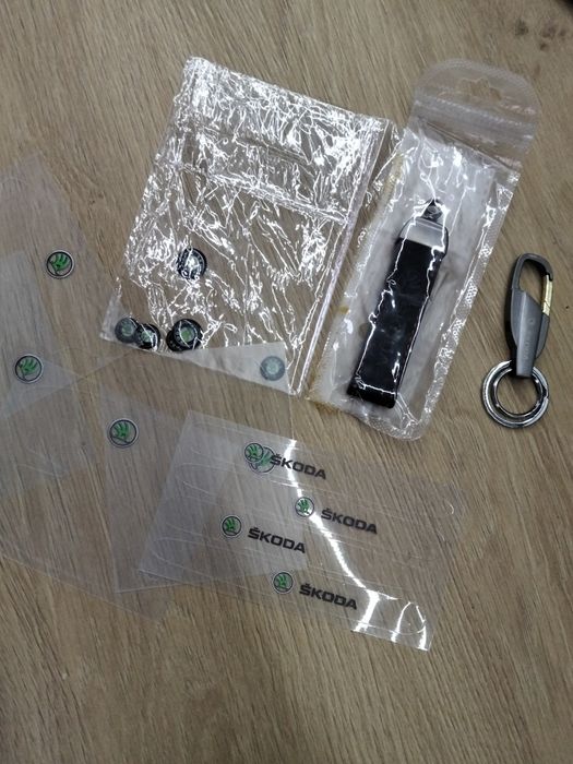 Аксесуари Шкоди брелки і наклейки захисні
