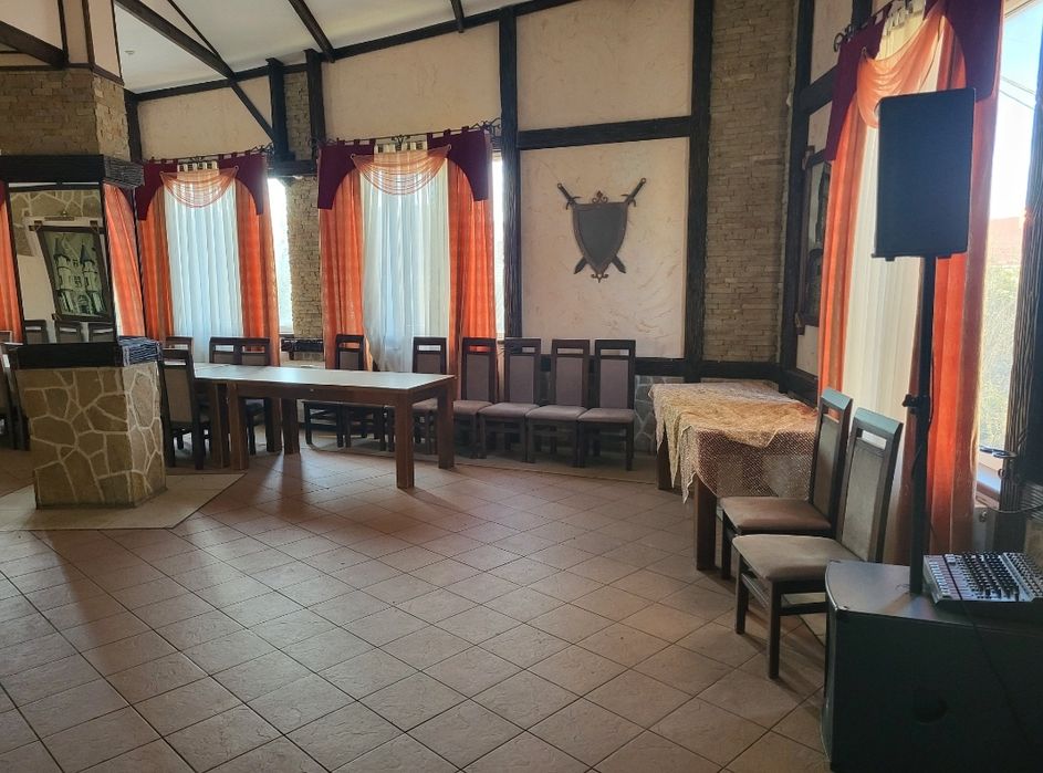 Продається окрема будівля.