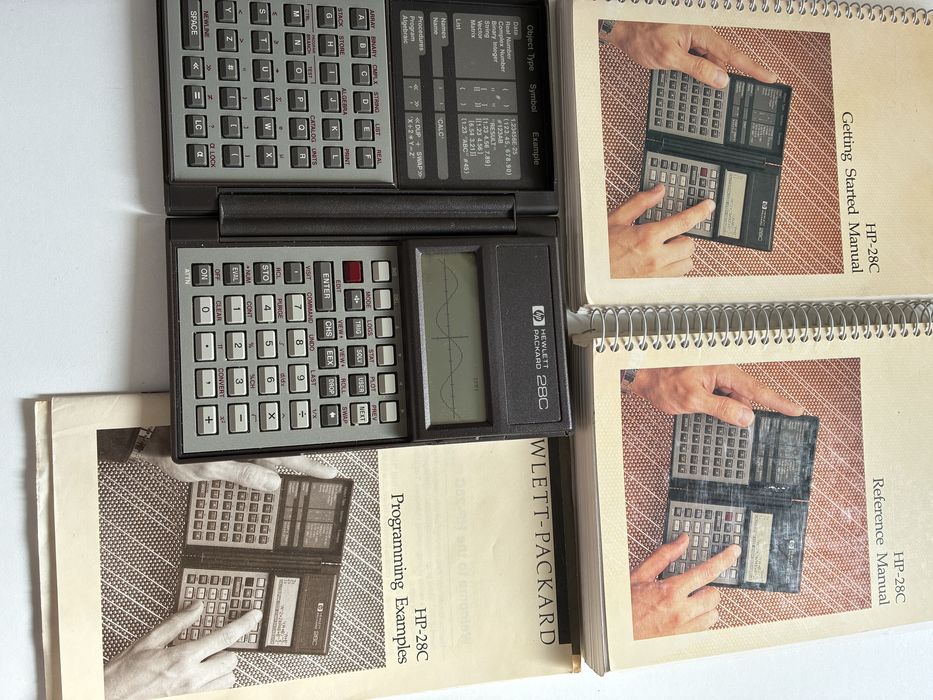 Calculadora vintage HP 28C a funcionar com manuais