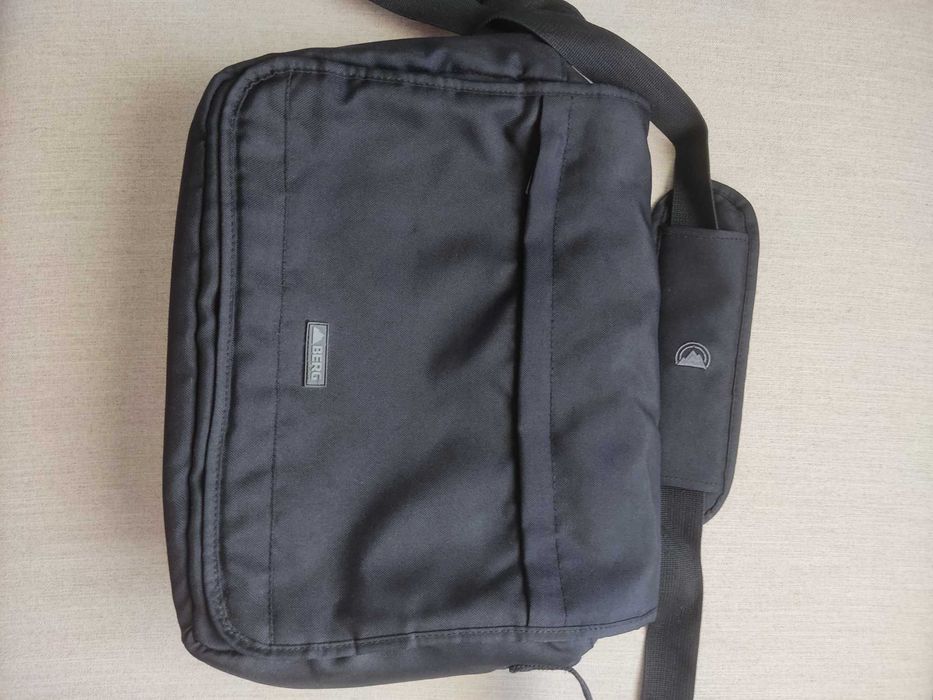 Mala tiracolo Berg em preto para computador portátil