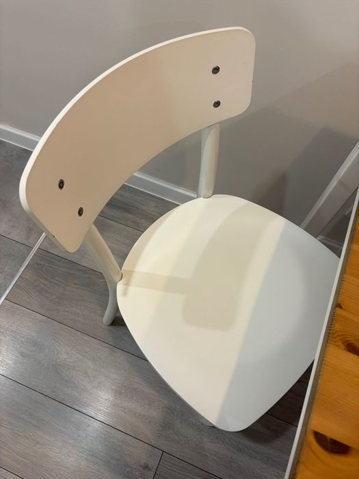 Drewniany stół z krzesłami w komplecie