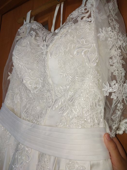 Весільна сукня. Атлас