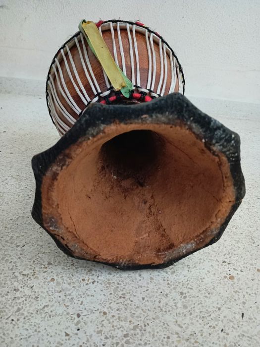 Djembē / tambor africano, medidas:
 27/18cm