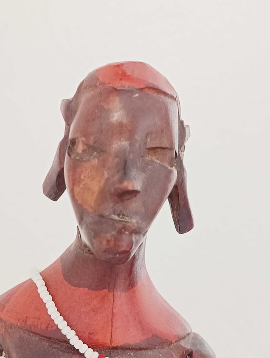 Escultura de mulher africana