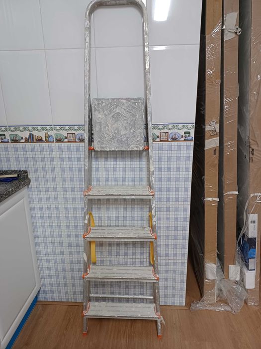 Escadote de alumínio Steptrek Moderate 5 degraus está sujo