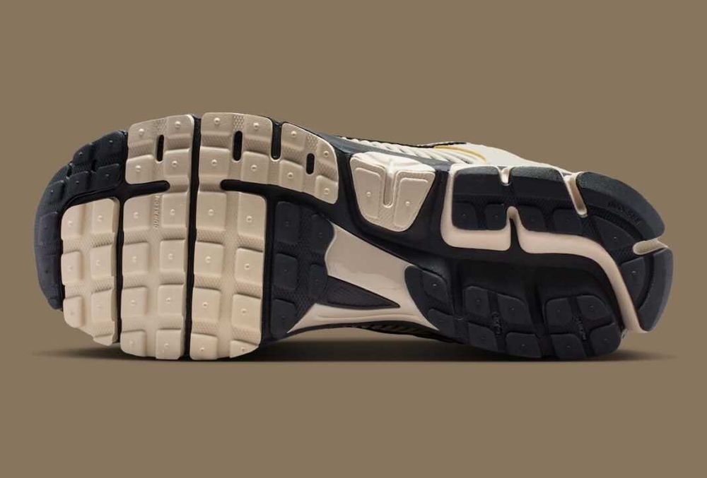Оригінал ! Кросівки Nike ZOOM VOMERO 5 FJ4151-008 US 9; US 9.5; US 10.5