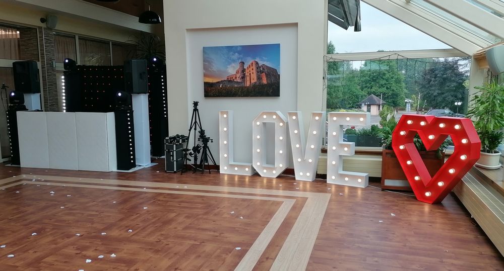Napis Miłość , stół LOVE , Love , czerwone serce i 18