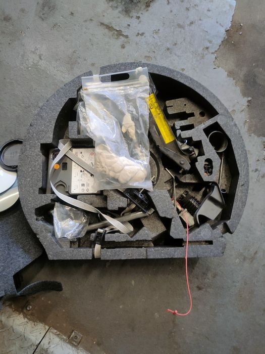 Audi A3 8P Golf V narzędzia kompresor lewarek ucho klucz zestaw w koło