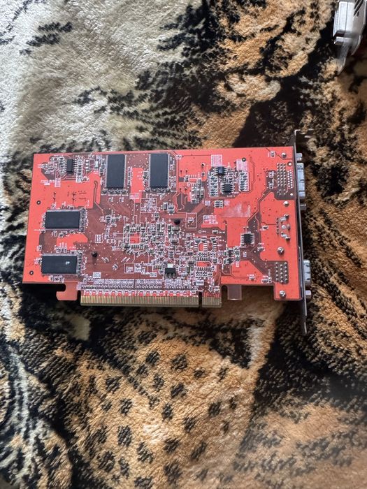 На фото зображено раритетну відеокарту ASUS Radeon 9550