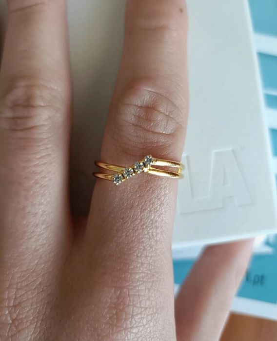 Asymetric 4-zirconia ring in gold-plated silver