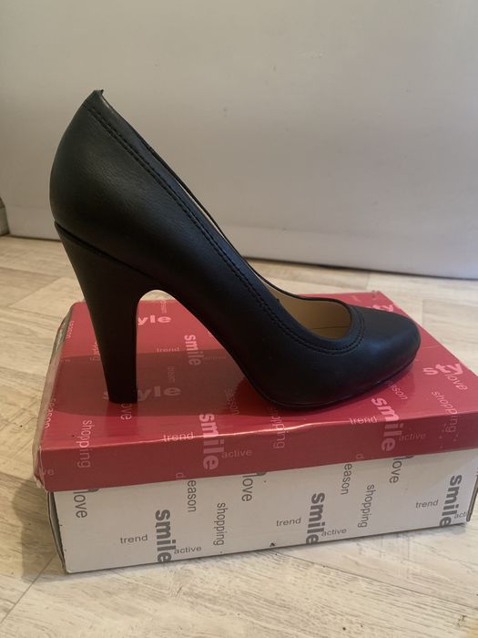 Нові туфлі 38р Centro.