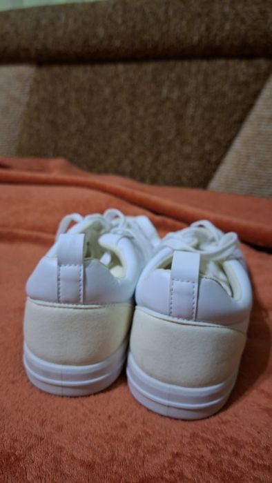 Кросівки нові білі
