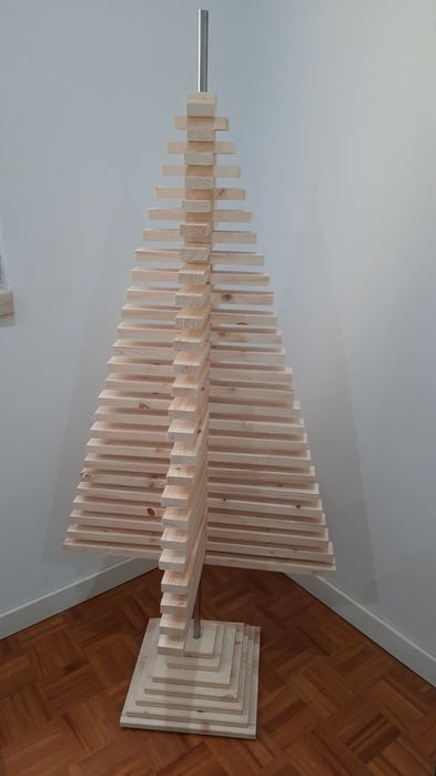 Árvore Natal em Madeira Moderna e Dinâmica