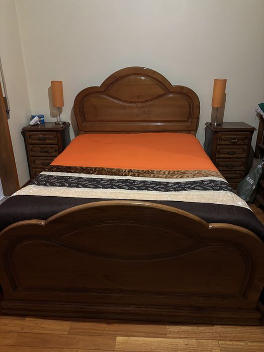 Estrutura de Cama de madeira + mesinhas cabeceira