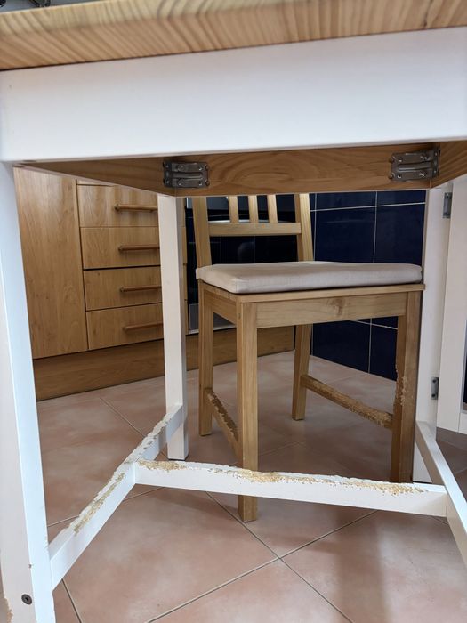 Mesa + 2 cadeiras de madeira – para restauro/reaproveitamento