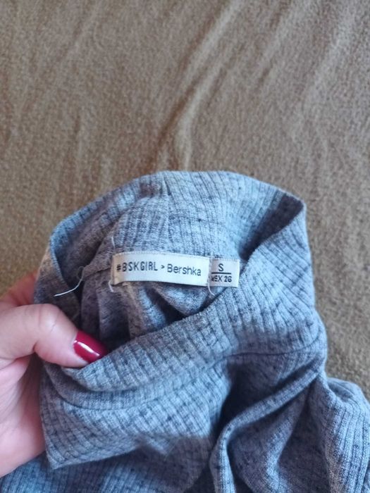 Camisola com gola cinzenta