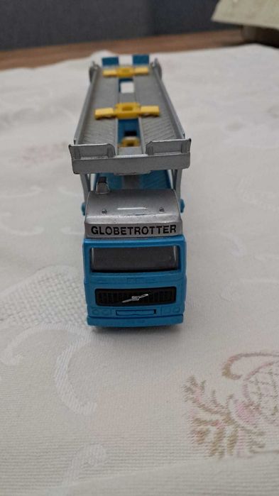 Camião Volvo Globetrotter CORGI - Trasportador de Carros