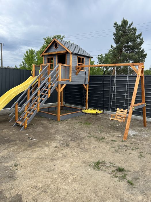 Будиночок дітям з гіркою з гойдалками з пісочницею із скеледромом