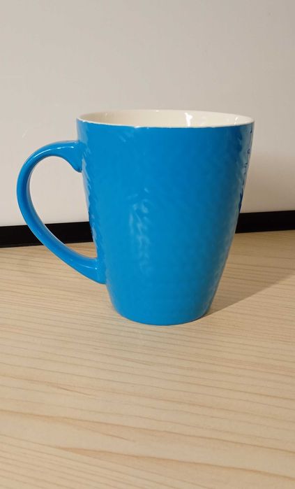 Kubek ceramiczny błękitny, motyw sweterka, prążkowany, 330 ml.