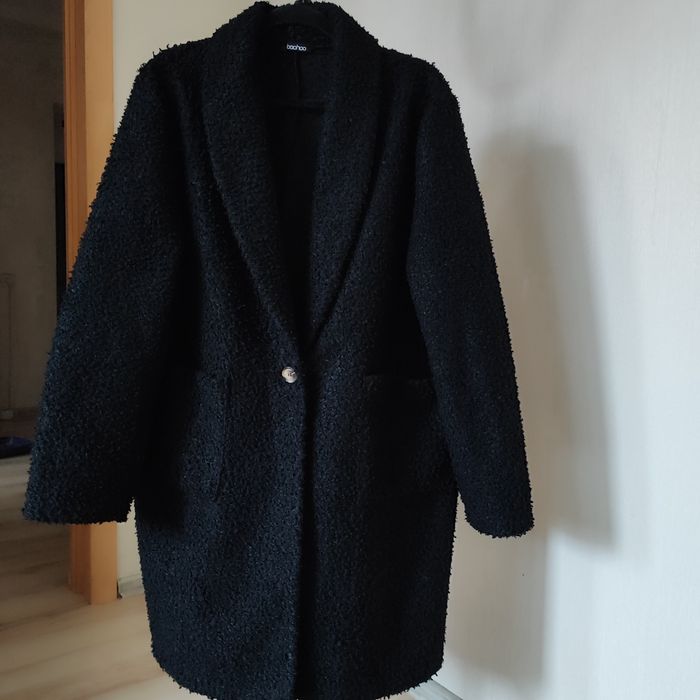 Чорне букльоване пальто