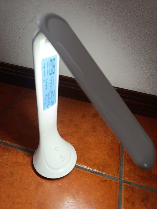 Lâmpada led de secretária com relógio