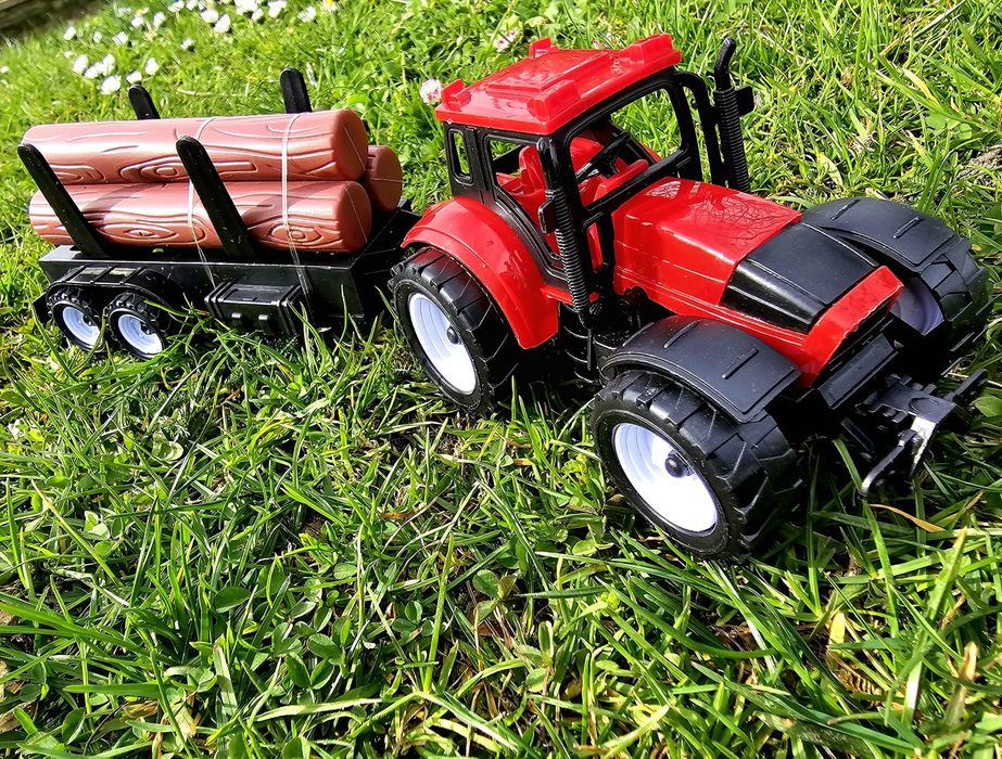 Traktor czerwony z przyczepką I drewnem nowy dla małego rolnika