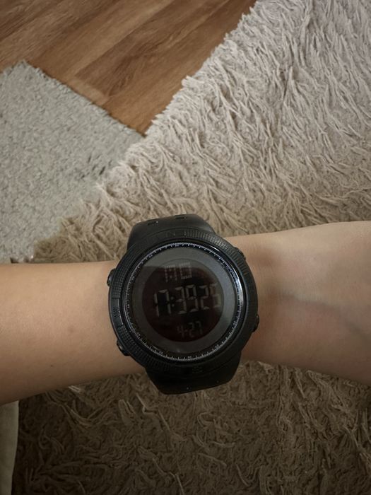 Продам чорний спортивний годинник