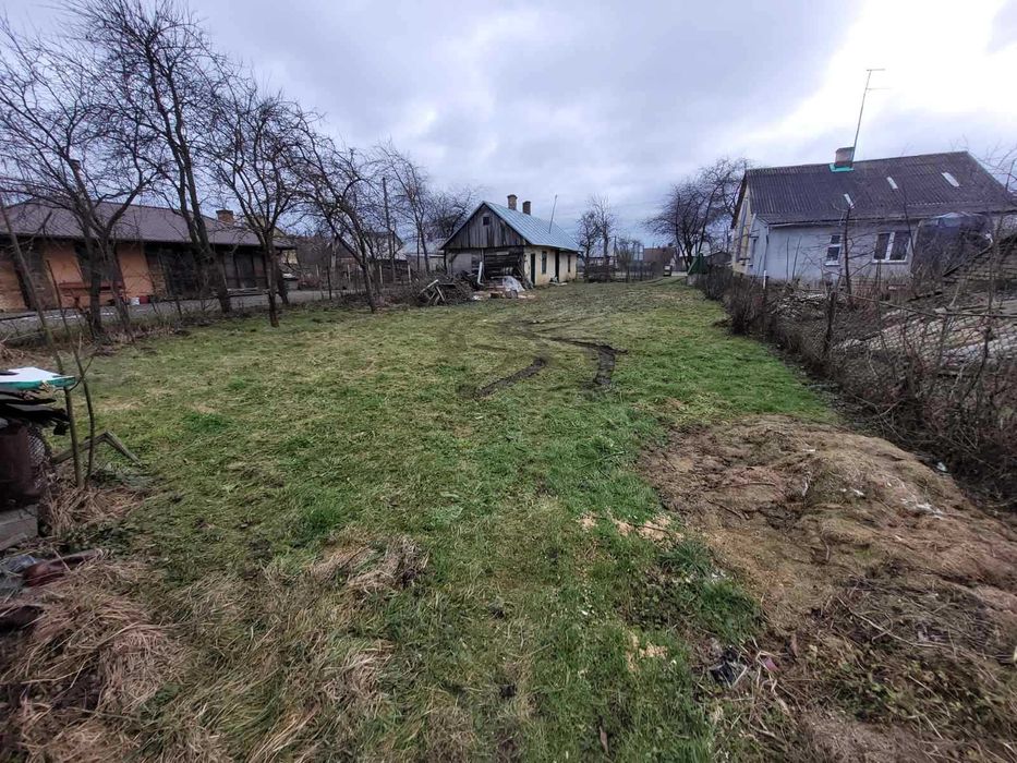 Дерев'яний будинок та земельна ділянка 14 сот. м. Кам'янка-Бузька