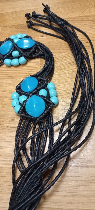 Pasek damski wiązany z turkusowymi kamieniami