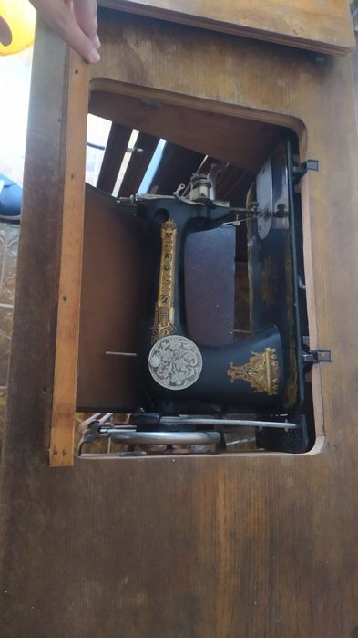 Máquina de costura Singer com mesa e gavetas