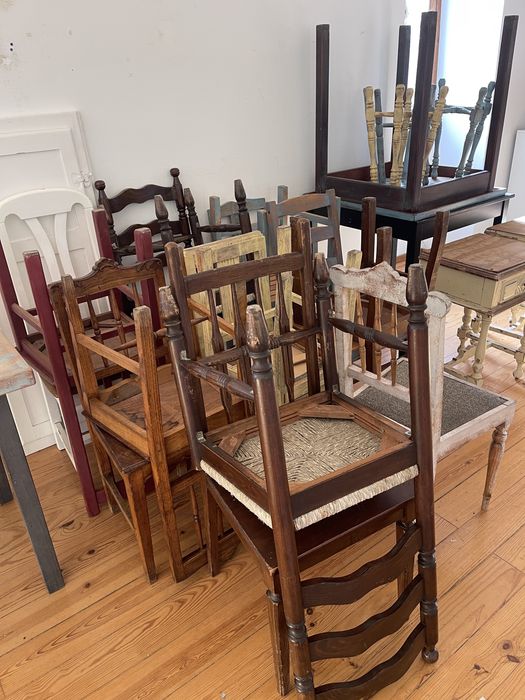 Sortido de mobiliário de madeira rústico