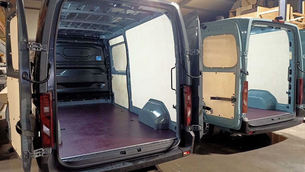 Zabudowa samochodu auta dostawczego Renault Master L3H2