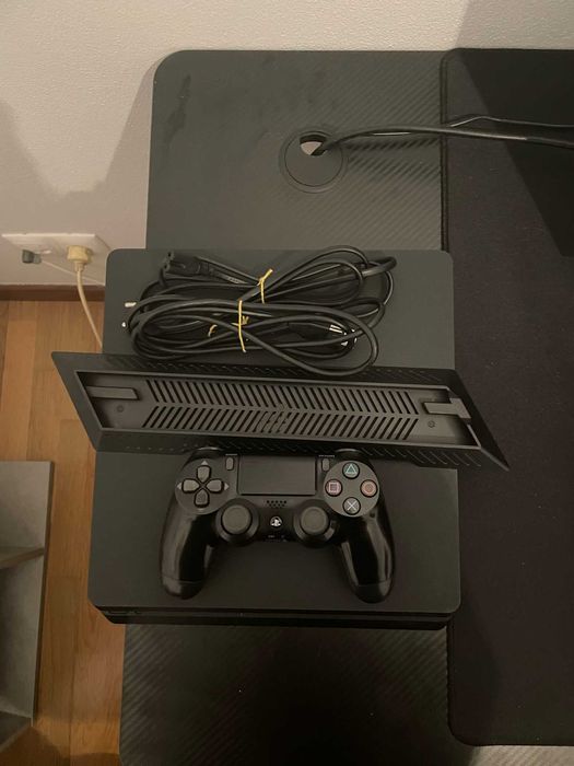 PS4 Slim com 3 jogos e 1 comando