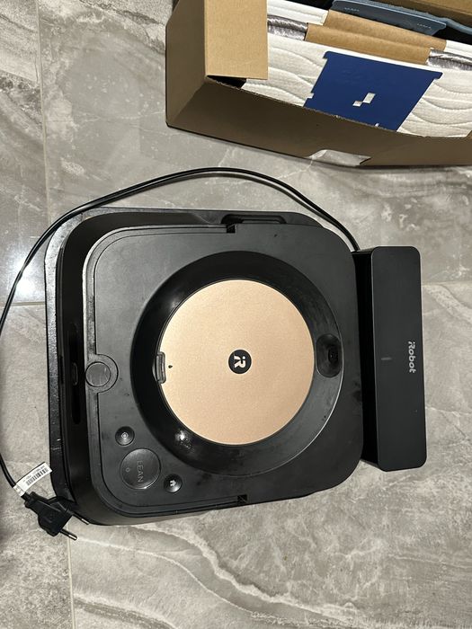 робот-полотер iRobot Braava jet m6 чорного кольору з зарядною станцією.