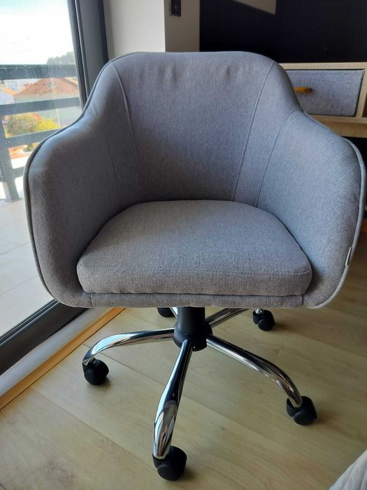 Cadeira de escritório em muito bom estado