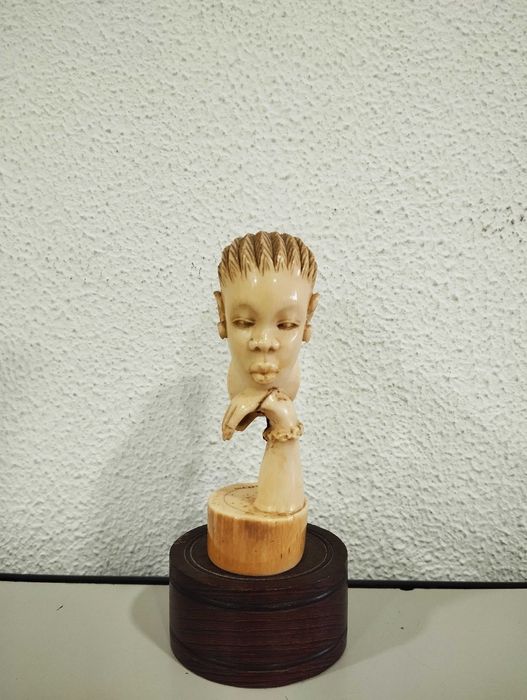 Escultura Africana — Figura em Material Tipo Marfim / Osso — Artesanal