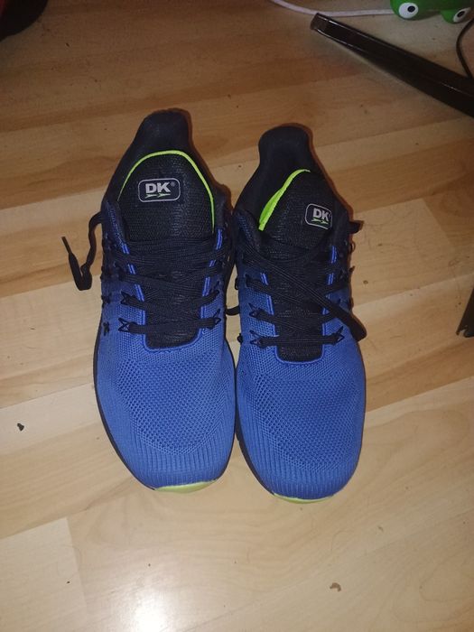 Niebiesko czarne buty sportowe