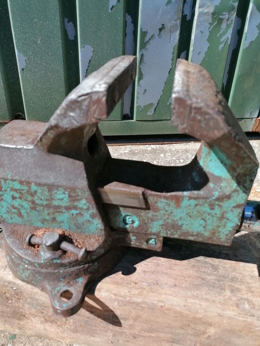 Torno de bancada n. 8  a funcionar muito bem