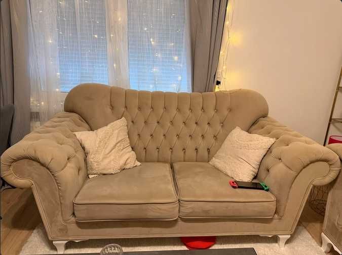 Piękna elegancka sofa pikowana kremowa