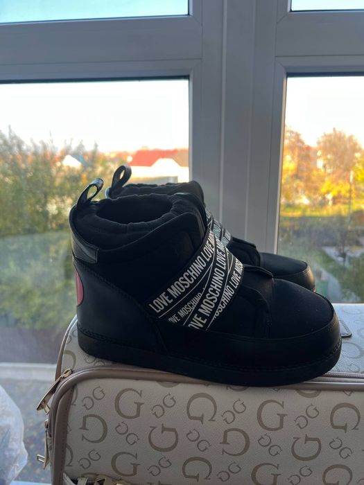 Мунбуты love moschino