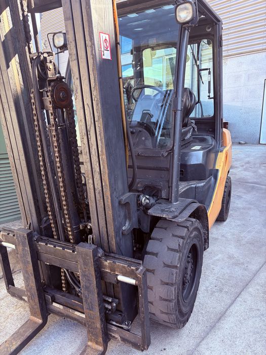 Toyota  serie 8 30 triplex , sobe 5,5m, empilhador
