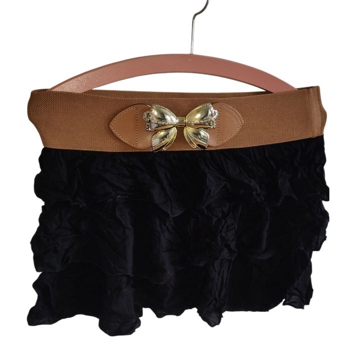 Markowe krótka spódniczka czarna z ozdobna klamrą falbanki spódnica