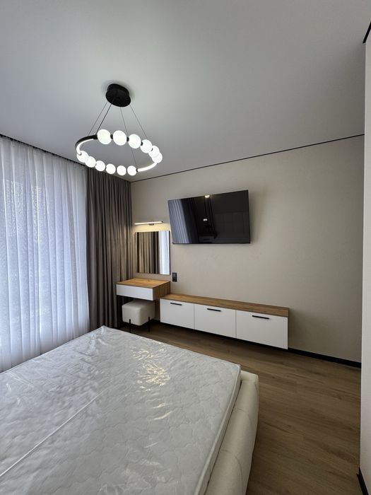 Велика 1-кімнатна квартира видова на Міське Озеро