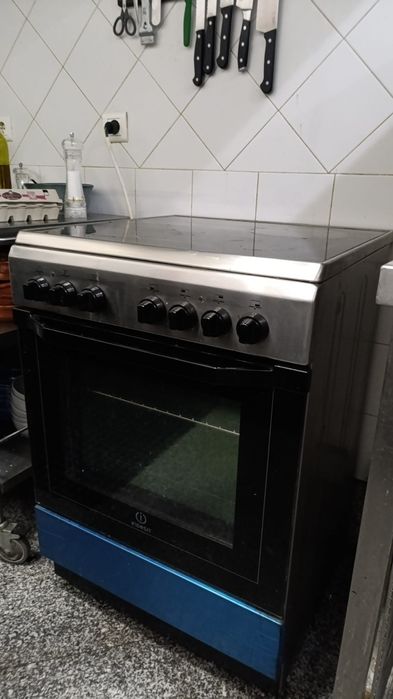 Fogão com placa cerâmica e forno eletrico