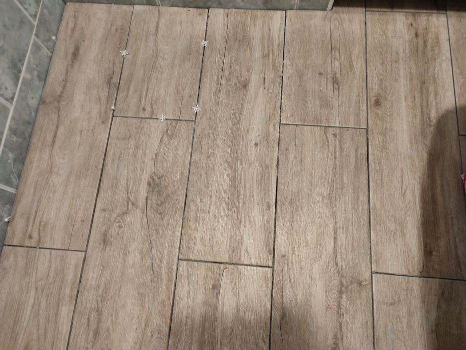 Gres na podłogę i na ścianę około 2,8 m2