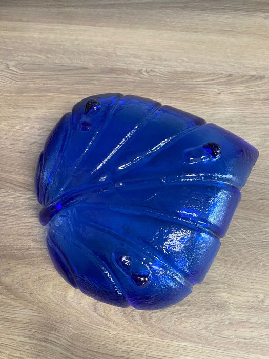 Taça em louça azul em formato de folha