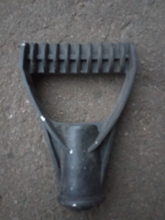 Ручка на снеговую лопату.