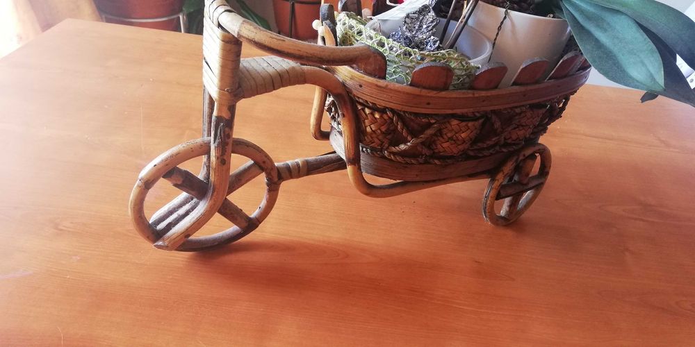 Triciclo decorativo em vime